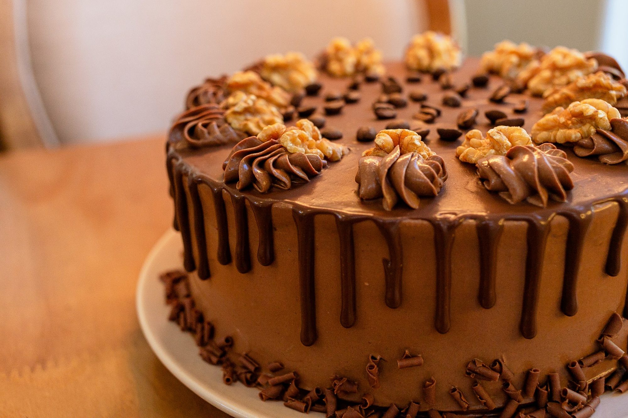 Bolo de chocolate com nozes e grãos de café