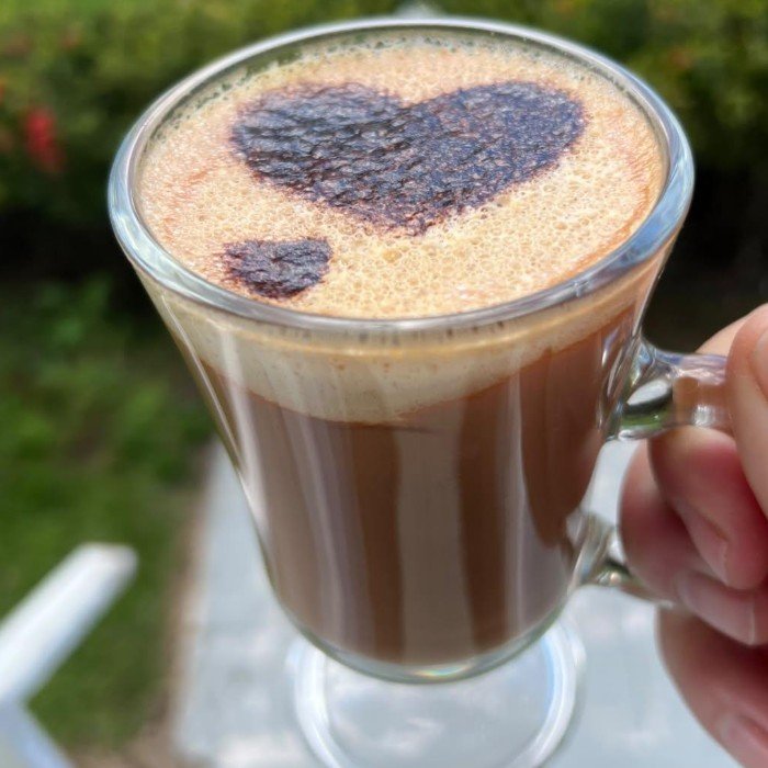 Mocha La Vie com coração de chocolate